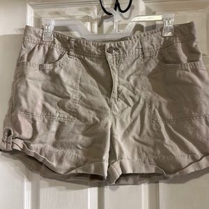 Daisy Fuentes linen and cotton tan shorts
